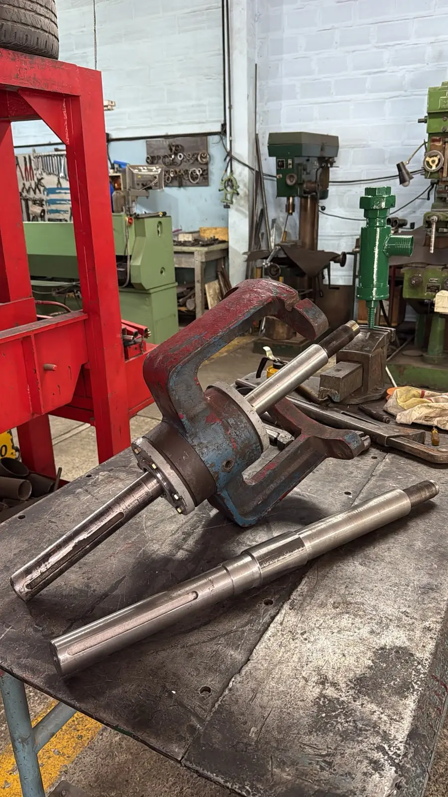 Brazo soporte de eje de mando de bomba impulsora — Confección de eje nuevo y recuperación del eje gastado en el brazo soporte de fundición.
