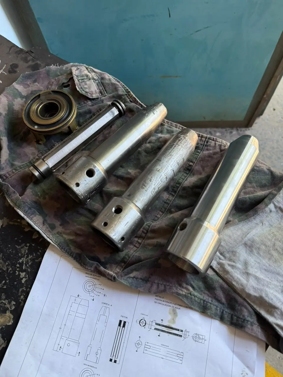 Pico de soplado y pistón — Fabricación en serie corta a partir de plano técnico, con circulación interna de agua.