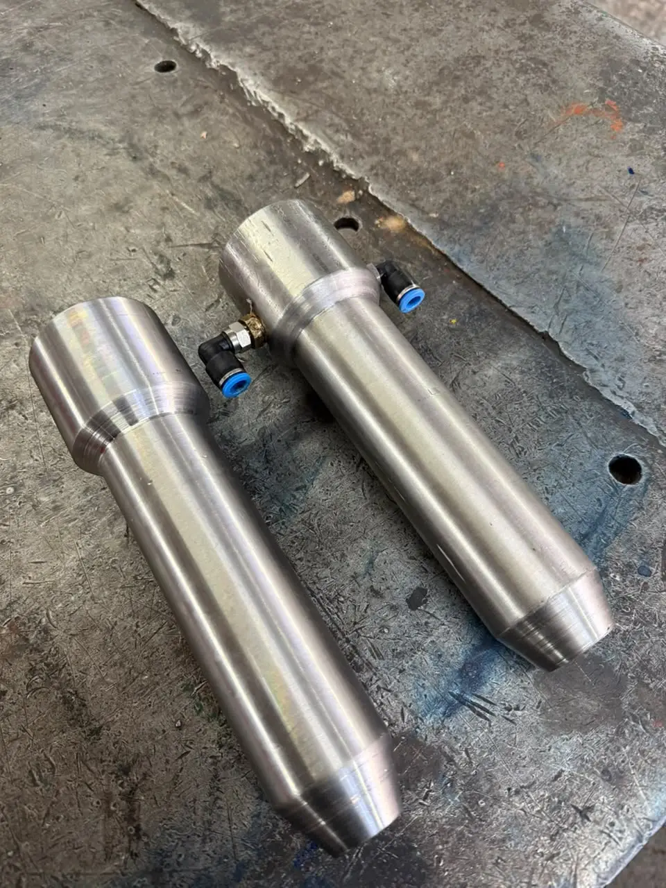 Picos de sopladora bajo plano — Picos para máquina sopladora torneados en acero inoxidable con conexiones rápidas, fabricados a partir de plano.