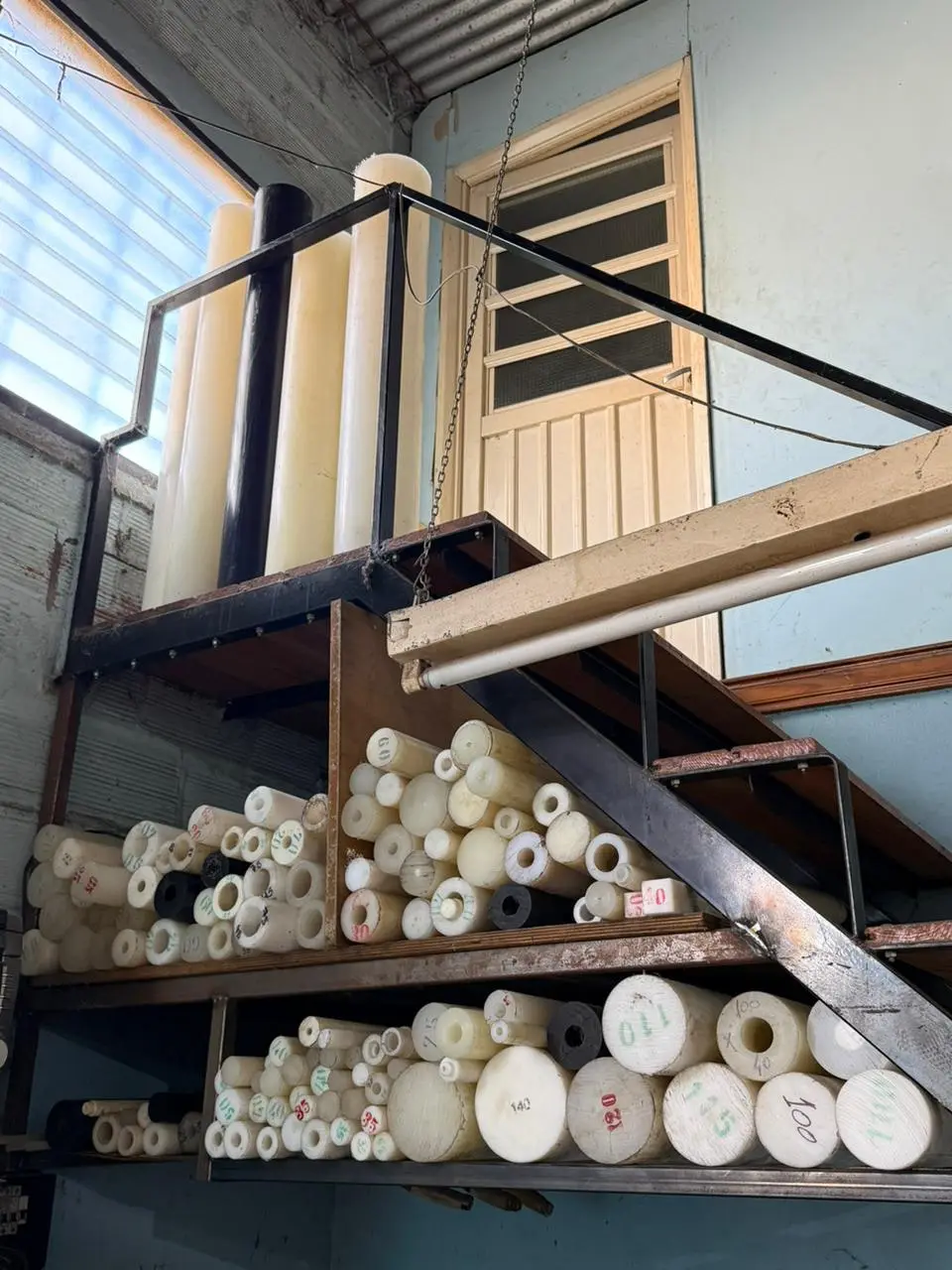 Estantería del taller con barras de plásticos técnicos de distintos diámetros