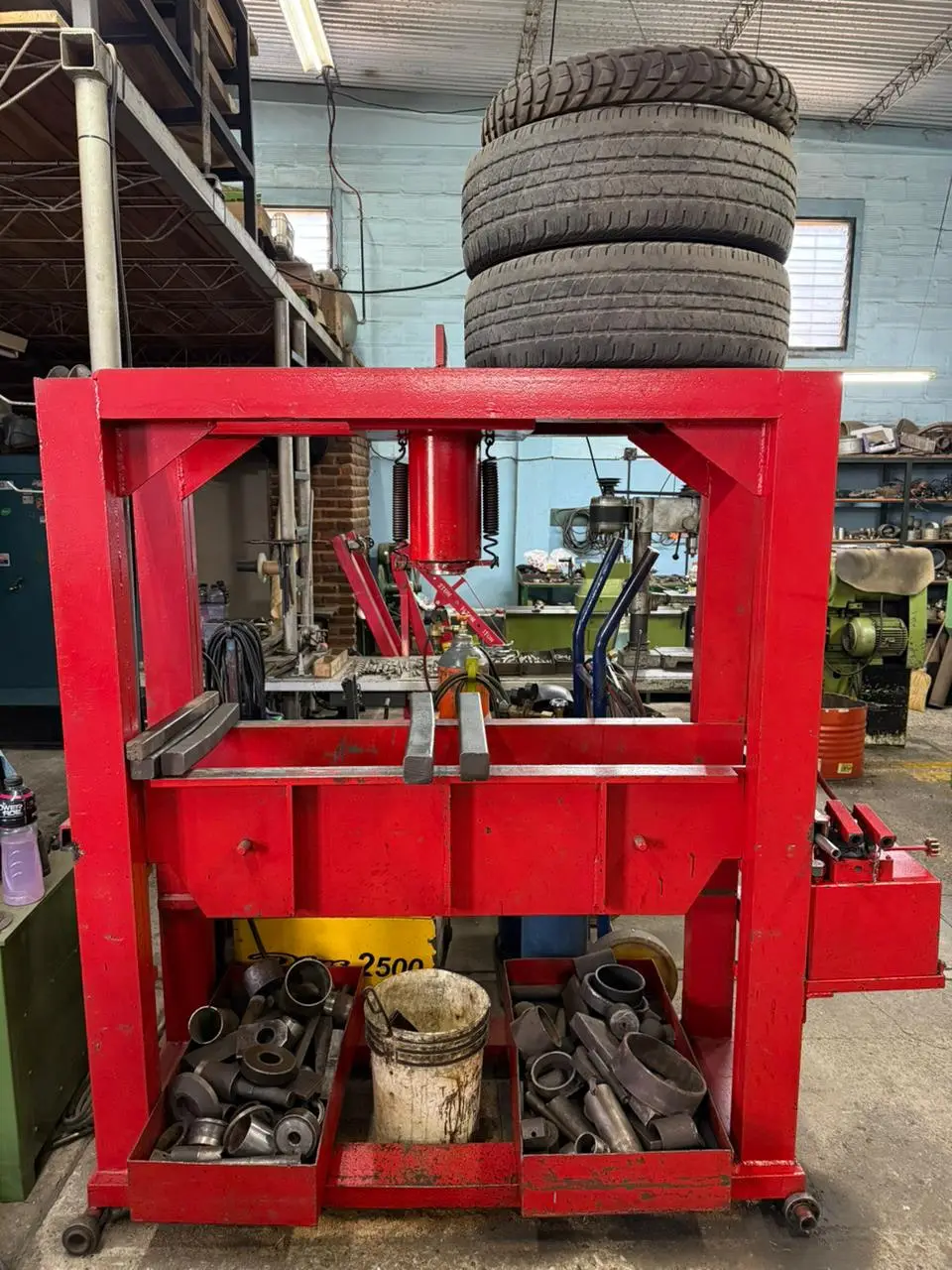 Prensa hidráulica, prensado en el taller de Tornería Universal — foto 1 de 2