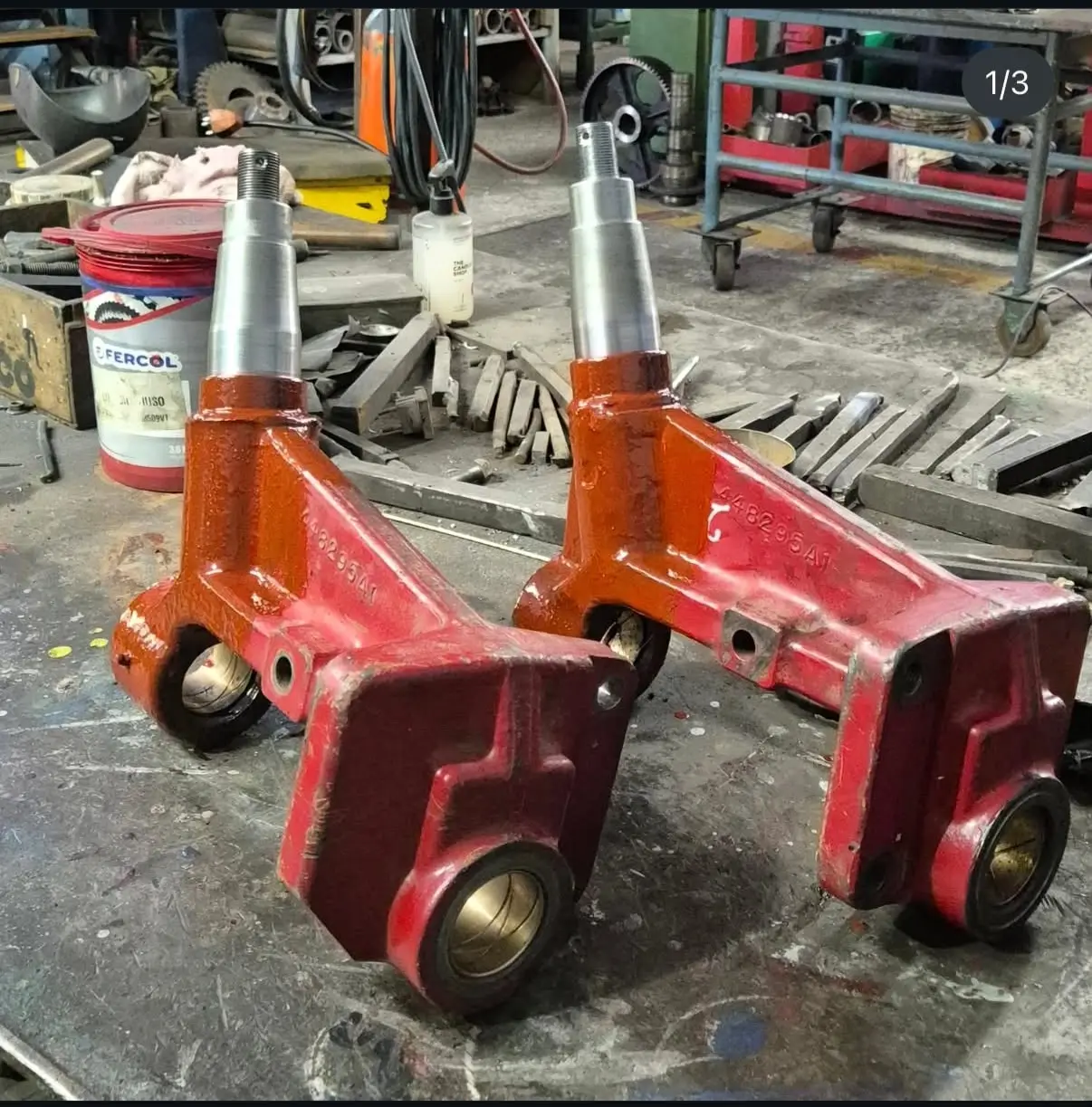 Puntas de eje de cosechadora reparadas — Recuperación de puntas de eje de cosechadora con eje nuevo torneado, bujes de bronce y pintura final.