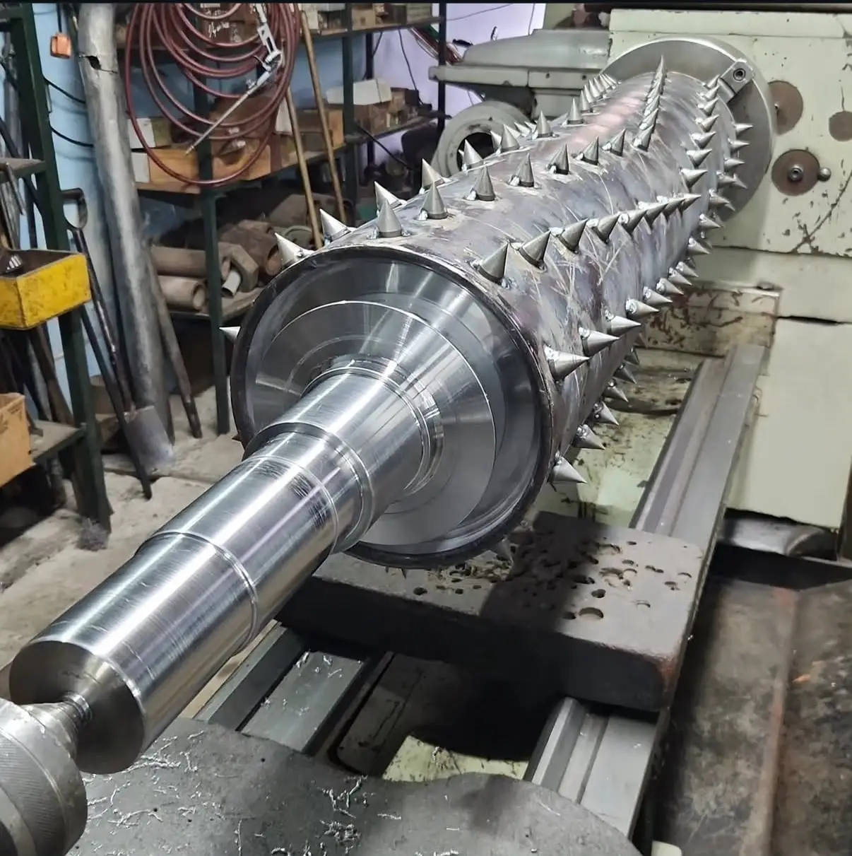 Rolo de púas mecanizado — Fabricación de rolo con púas soldadas y muñones torneados a medida, con asientos de rodamiento rectificados.