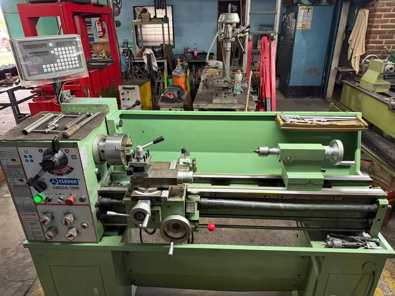 Torno Clever CO632A/1000, torneado en el taller de Tornería Universal — foto 2 de 3